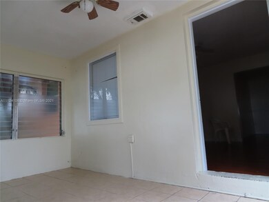 Front seperate foyer area