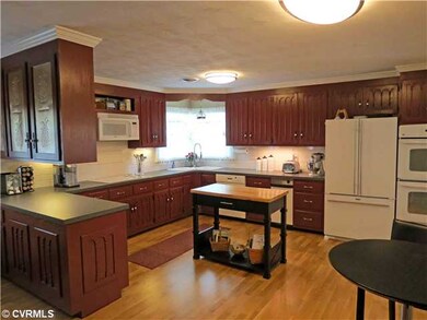 Kitchen - Electric cook-top, dishwasher, double ov
