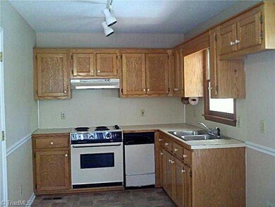 3067 Brookside Ct, Asheboro, NC 27205 - photo 3