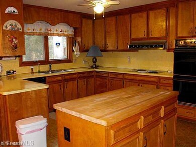 5602 Fallingbrooks Dr, Greensboro, NC 27407 - photo 2