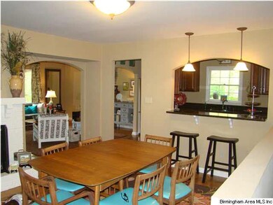 Another view of the dining room...notice the archw