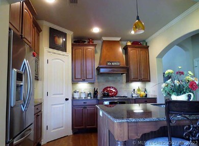 The kitchen boasts all of the desired amenities:gr
