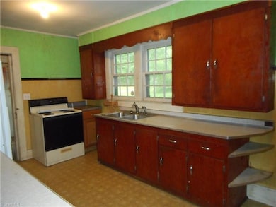 210 W Balfour Ave, Asheboro, NC 27203 - photo 4