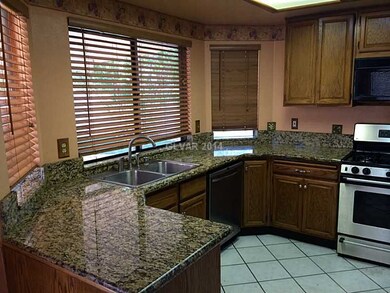 Kitchen. Gorgeous Granite Counters in Kitchen
