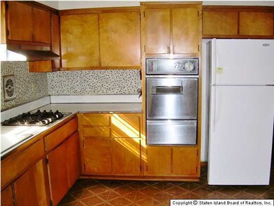 2079 N Railroad Ave, Staten Island, NY 10306 - photo 3