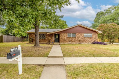 700 Oakwood Ave, Hurst, TX 76053 - photo 2
