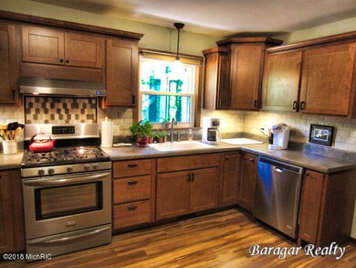 1008 Lockridge Dr NE, Grand Rapids, MI 49505 - photo 4