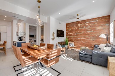 10' Ceilings and Natural light