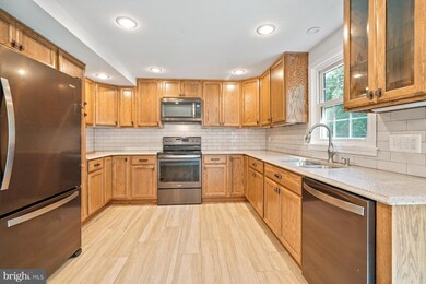 8154 Willowdale Ct, Springfield, VA 22153 - photo 6