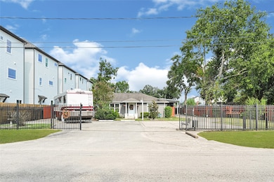 2302 Hoskins Dr, Houston, TX 77080 - photo 3