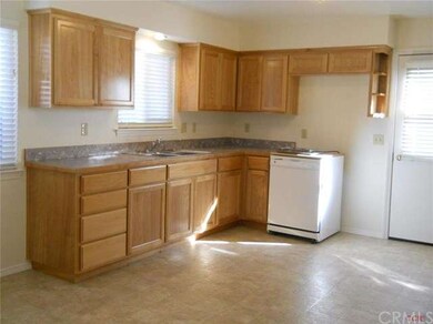 Spacious Sunny Kitchen