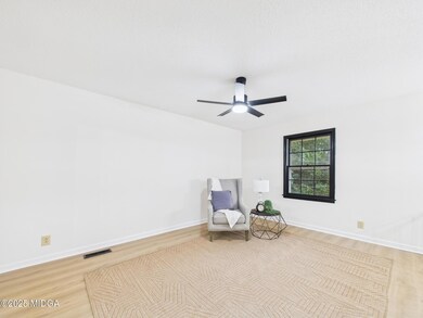 CAM03843G0-PR0112-STILL016