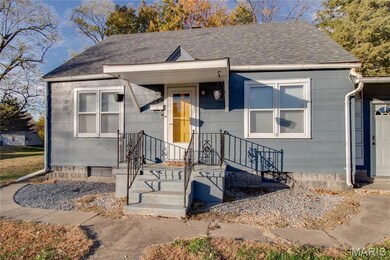 Bungalow-style house with roof with shingles