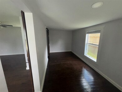 609 1/2 W Lang St, Alvin, TX 77511 - photo 7