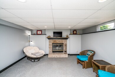 697 Anderson Dr, Lake In the Hills, IL 60156 - photo 5