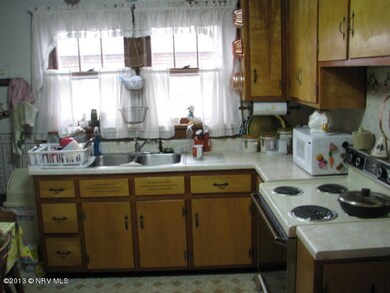 152 Maple St, Pulaski, VA 24301 - photo 4