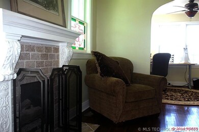 Living Room with gas log fireplace