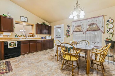 930 NW 19th Place, Redmond, OR 97756 - photo 5