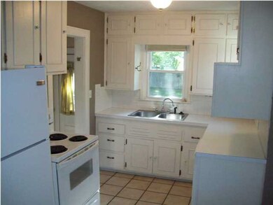 Fully applianced kitchen!