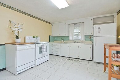 81 Edgemere Rd, Pawtucket, RI 02861 - photo 2