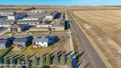 1037 Jerry Ln, Dickinson, ND 58601 - photo 4