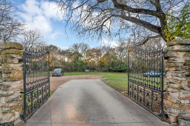 509 W Park St, Fredericksburg, TX 78624 - photo 2