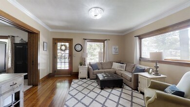 Hardwood Floors, Crown Molding, 9 ft Ceiling