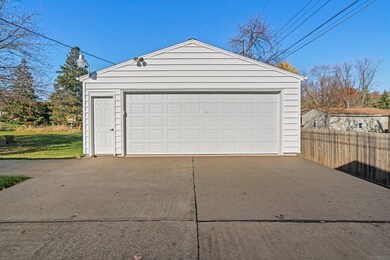 1311 W 5th St, Cedar Falls, IA 50613 - photo 4