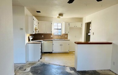 300 Smith St, Bonham, TX 75418 - photo 4