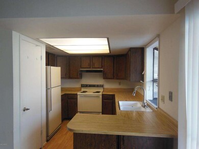 KITCHEN W/BAR