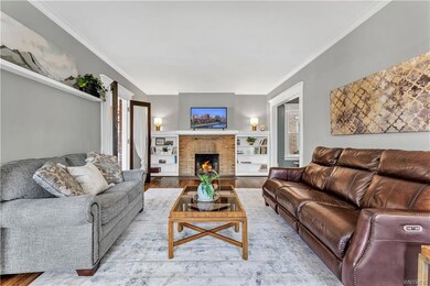 Spacious living room with beautiful fireplace (NRT