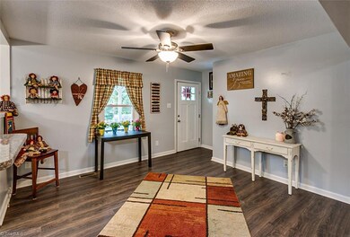 Foyer w/laminate flooring