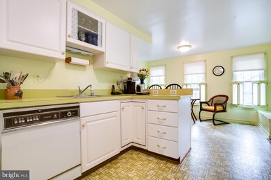 8997 Kildownet Ct, Vienna, VA 22182 - photo 6