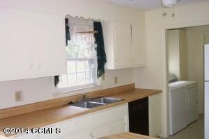 642 Bayview Kitchen and Laundry