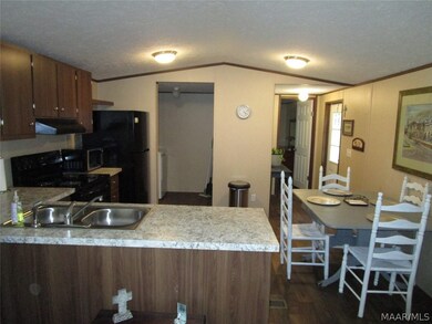 KITCHEN WITH APPLIANCES