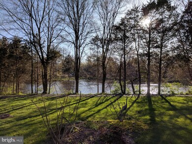 12817 Gatepost Ct, Herndon, VA 20171 - photo 2