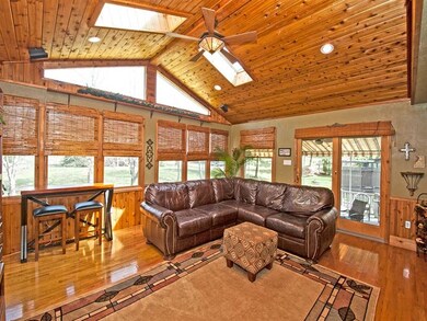 Light and bright and huge and open and cozy great 