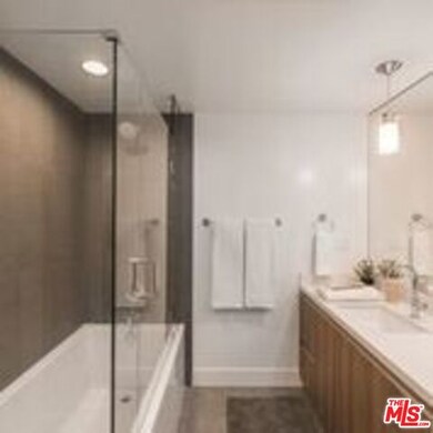 Bathroom w/Soaking Tub