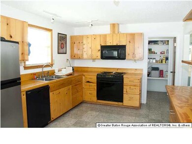 Lots of Cabinet Space in this Kitchen!!! Updated r