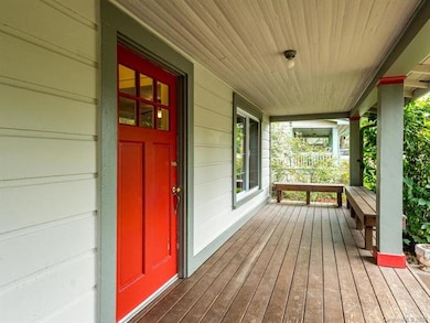 Covered front porch (note the gorgeous original si
