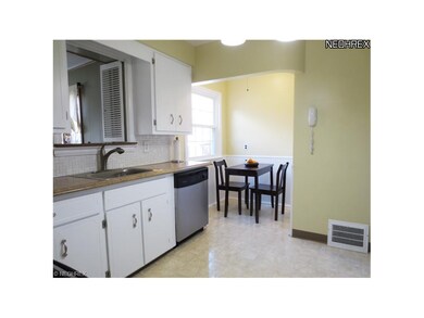Spacious Eat-in Kitchen with White Cabinetry, Newe