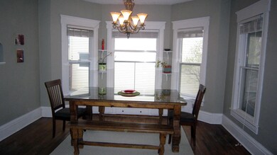 Dining area bay windows