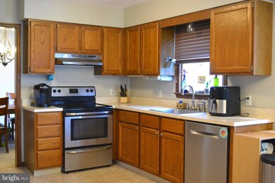 2058 Mimosa Ln, Pottstown, PA 19464 - photo 3