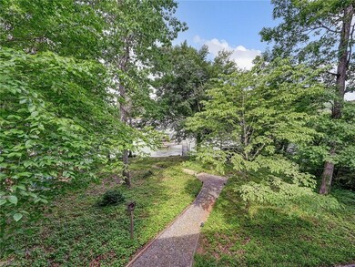 Large lot leads to the lake.