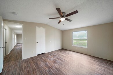 113 Country Oaks St unit 3, Brazoria, TX 77422 - photo 5