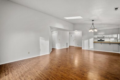 712SWLarchRd-007