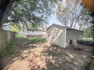 809 N 10th St, Monmouth, IL 61462 - photo 4