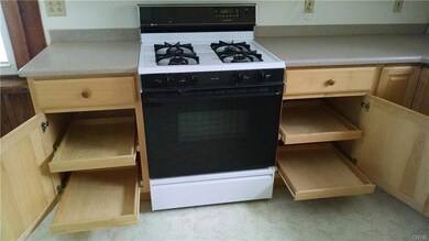 Cabinets with wonderful pull out drawers!