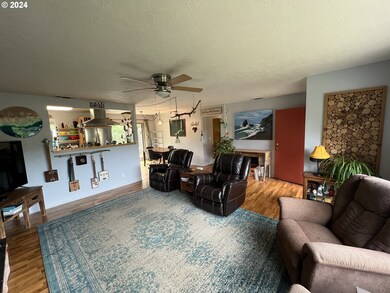 Living Room/Entrance