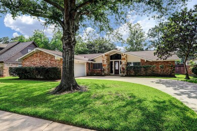 129 Saint Andrews Dr, Friendswood, TX 77546 - photo 3